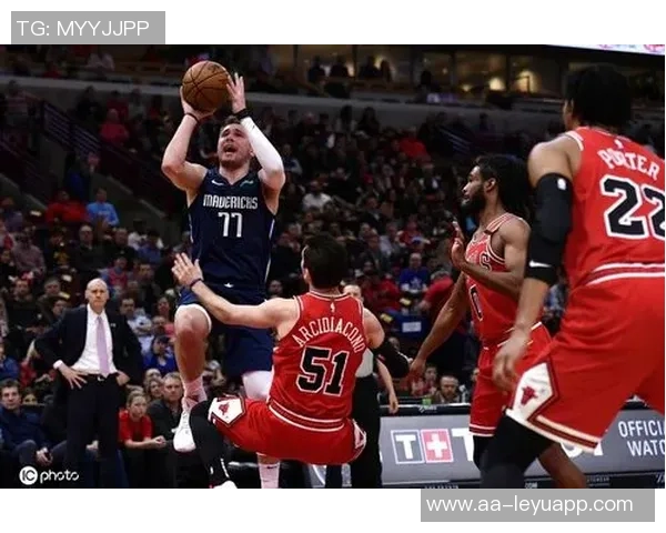 东契奇后撤步三分绝杀庆祝时刻与老队友小乔丹击掌共庆辉煌